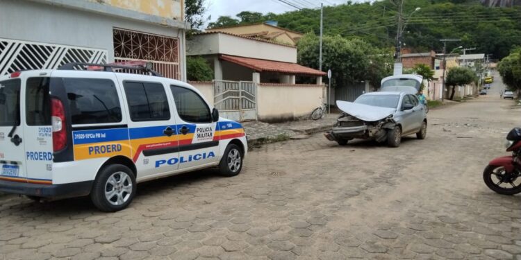Acidente  de trânsito na manhã deste sábado, (27),  na esquina das ruas Pastor José Fabrício e Eliane Melado no Bairro Santo Antônio em Mantena 