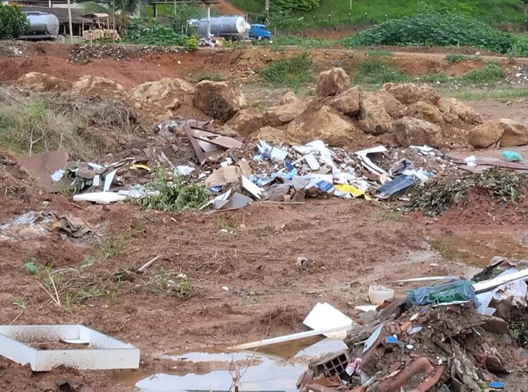 Redes Sociais: Área de brejo sendo transformada em lixão e depósito de entulhos em Mantena, cadê a fiscalização?