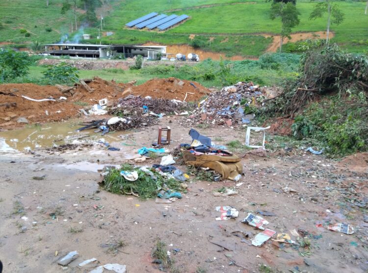 Redes Sociais: Área de brejo sendo transformada em lixão e depósito de entulhos em Mantena, cadê a fiscalização?