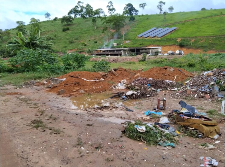 Redes Sociais: Área de brejo sendo transformada em lixão e depósito de entulhos em Mantena, cadê a fiscalização?