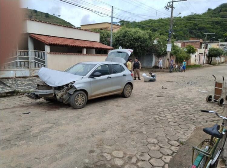 Acidente  de trânsito na manhã deste sábado, (27),  na esquina das ruas Pastor José Fabrício e Eliane Melado no Bairro Santo Antônio em Mantena 