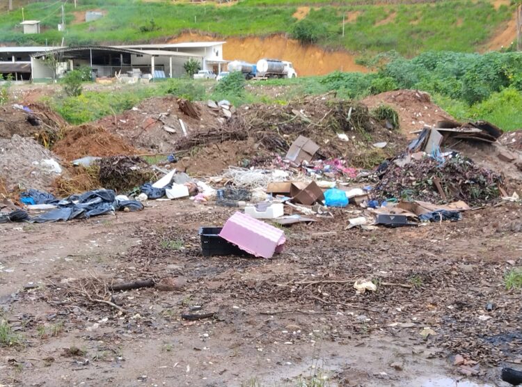 Redes Sociais: Área de brejo sendo transformada em lixão e depósito de entulhos em Mantena, cadê a fiscalização?