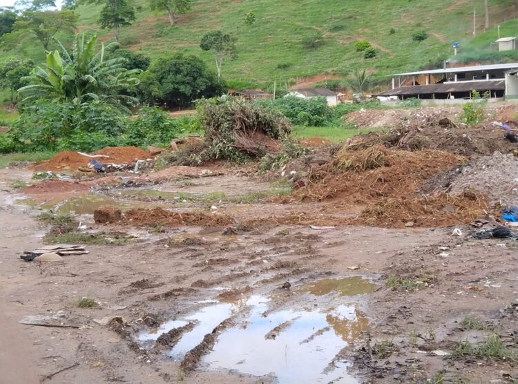 Redes Sociais: Área de brejo sendo transformada em lixão e depósito de entulhos em Mantena, cadê a fiscalização?