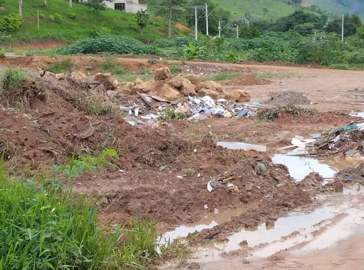 Redes Sociais: Área de brejo sendo transformada em lixão e depósito de entulhos em Mantena, cadê a fiscalização?