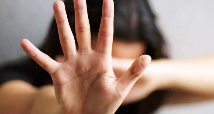 Homem é preso suspeito de agredir companheira  no  centro de Mantena
