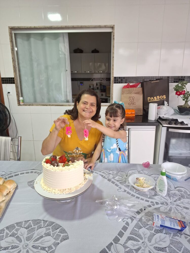 Sua Vida É Destaque: Diretora/Professora Beth comemora aniversário com colegas da Escola Petrina Pereira Pinto  e com  familiares em Mantena 
