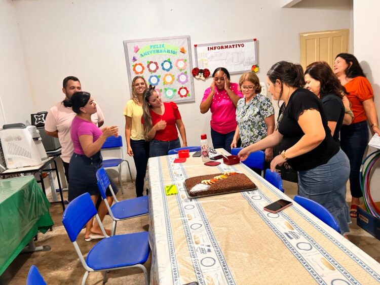 Sua Vida É Destaque: Diretora/Professora Beth comemora aniversário com colegas da Escola Petrina Pereira Pinto  e com  familiares em Mantena 