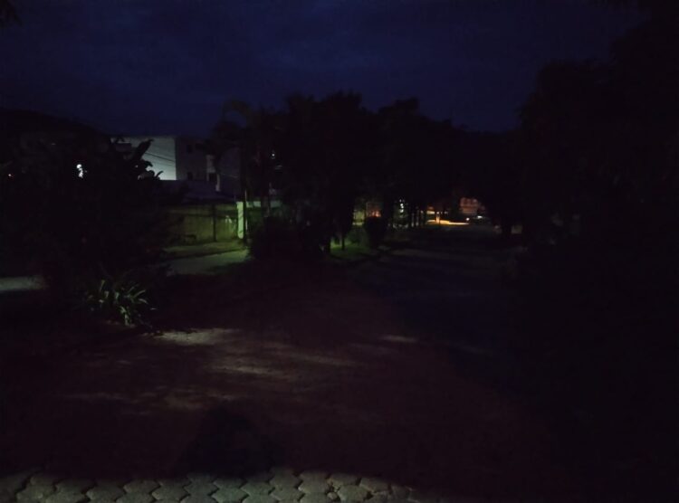 Prefeito João Rufino “dormiu no poder” e  Rua José Fioravante Vasconcelos  no  Santos Prates I continua na escuridão  em Mantena 