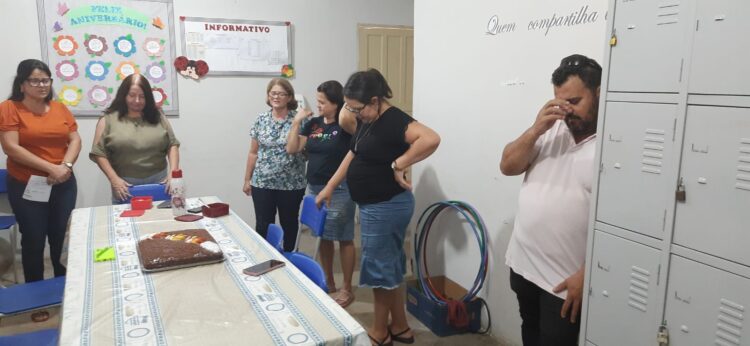 Sua Vida É Destaque: Diretora/Professora Beth comemora aniversário com colegas da Escola Petrina Pereira Pinto  e com  familiares em Mantena 