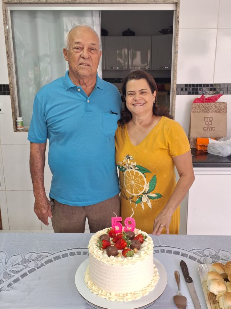 Sua Vida É Destaque: Diretora/Professora Beth comemora aniversário com colegas da Escola Petrina Pereira Pinto  e com  familiares em Mantena 