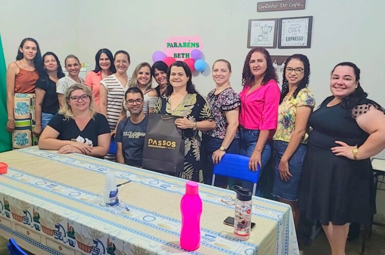 Sua Vida É Destaque: Diretora/Professora Beth comemora aniversário com colegas da Escola Petrina Pereira Pinto  e com  familiares em Mantena 