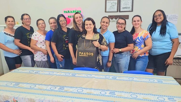 Sua Vida É Destaque: Diretora/Professora Beth comemora aniversário com colegas da Escola Petrina Pereira Pinto  e com  familiares em Mantena 