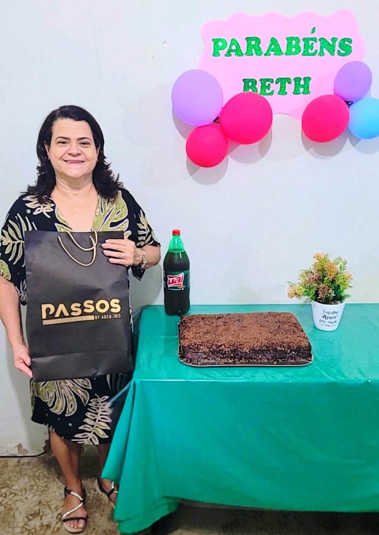 Sua Vida É Destaque: Diretora/Professora Beth comemora aniversário com colegas da Escola Petrina Pereira Pinto  e com  familiares em Mantena 