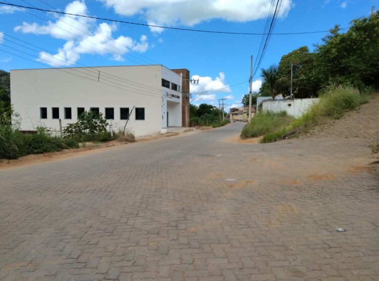 Não está dando conta do recado? Matagal invadindo as vias públicas  e lixão  a céu aberto é a verdade da Rua Rafael de Carvalho em Mantena 