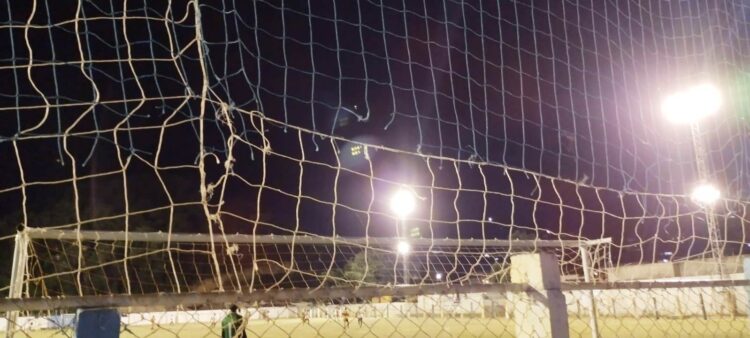 Futebol sem prestígio com arquibancadas vazias, parte dos refletores apagados, estádio mal cuidado   e com apenas um vereador na Abertura da Copa Prata da Casa em Mantena 