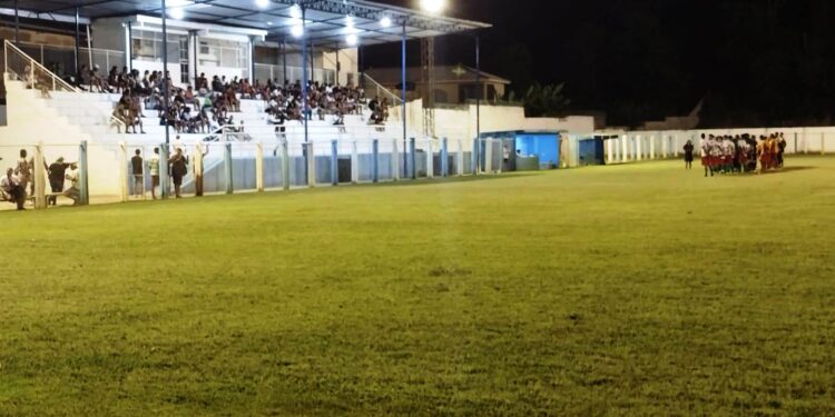 Futebol sem prestígio com arquibancadas vazias, parte dos refletores apagados, estádio mal cuidado   e com apenas um vereador na Abertura da Copa Prata da Casa em Mantena 