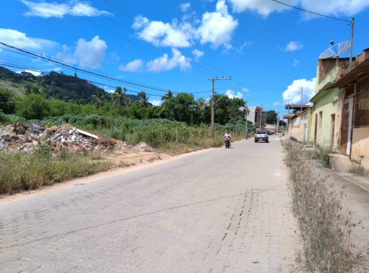Não está dando conta do recado? Matagal invadindo as vias públicas  e lixão  a céu aberto é a verdade da Rua Rafael de Carvalho em Mantena 