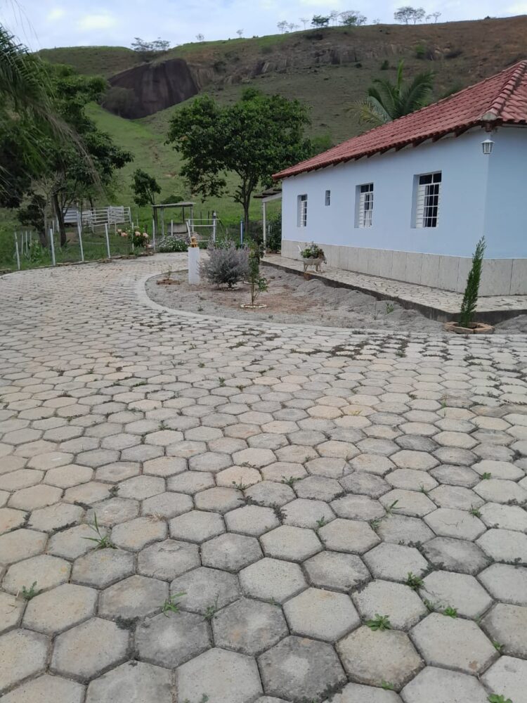 Este sonho pode ser seu: Vende-se um Sítio medindo 25 mil m2 a 3 Km do centro de Mantena, veja as fotos e entre em contato conosco