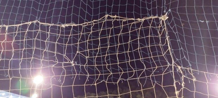 Futebol sem prestígio com arquibancadas vazias, parte dos refletores apagados, estádio mal cuidado   e com apenas um vereador na Abertura da Copa Prata da Casa em Mantena 