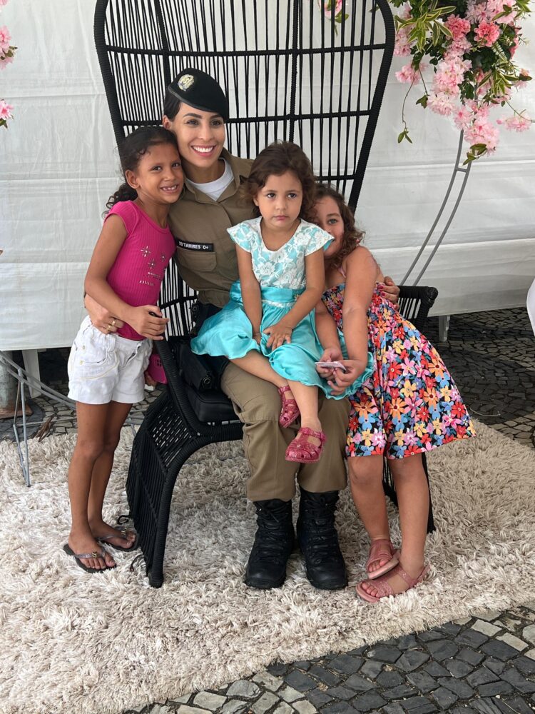 Polícia Militar realiza ação cívico social em comemoração ao Dia Internacional da Mulher em Mantena 