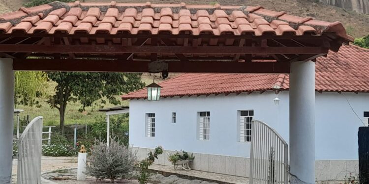 Este sonho pode ser seu: Vende-se um Sítio medindo 25 mil m2 a 3 Km do centro de Mantena, veja as fotos e entre em contato conosco