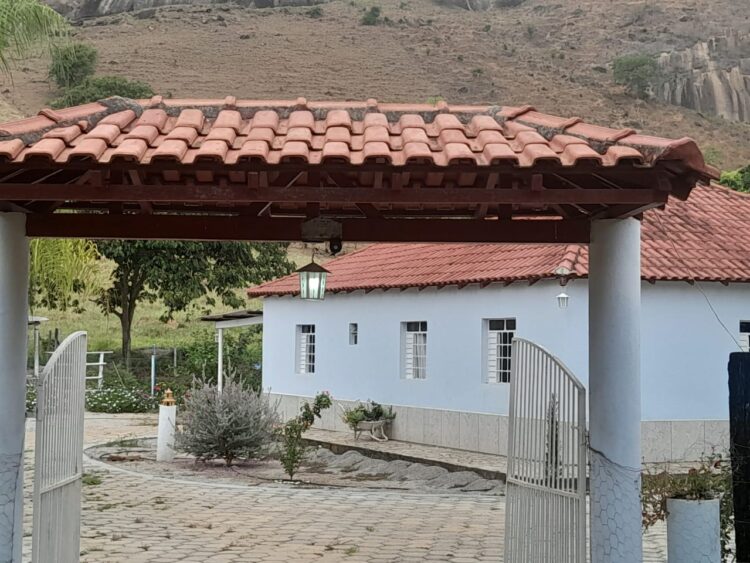 Este sonho pode ser seu: Vende-se um Sítio medindo 25 mil m2 a 3 Km do centro de Mantena, veja as fotos e entre em contato conosco