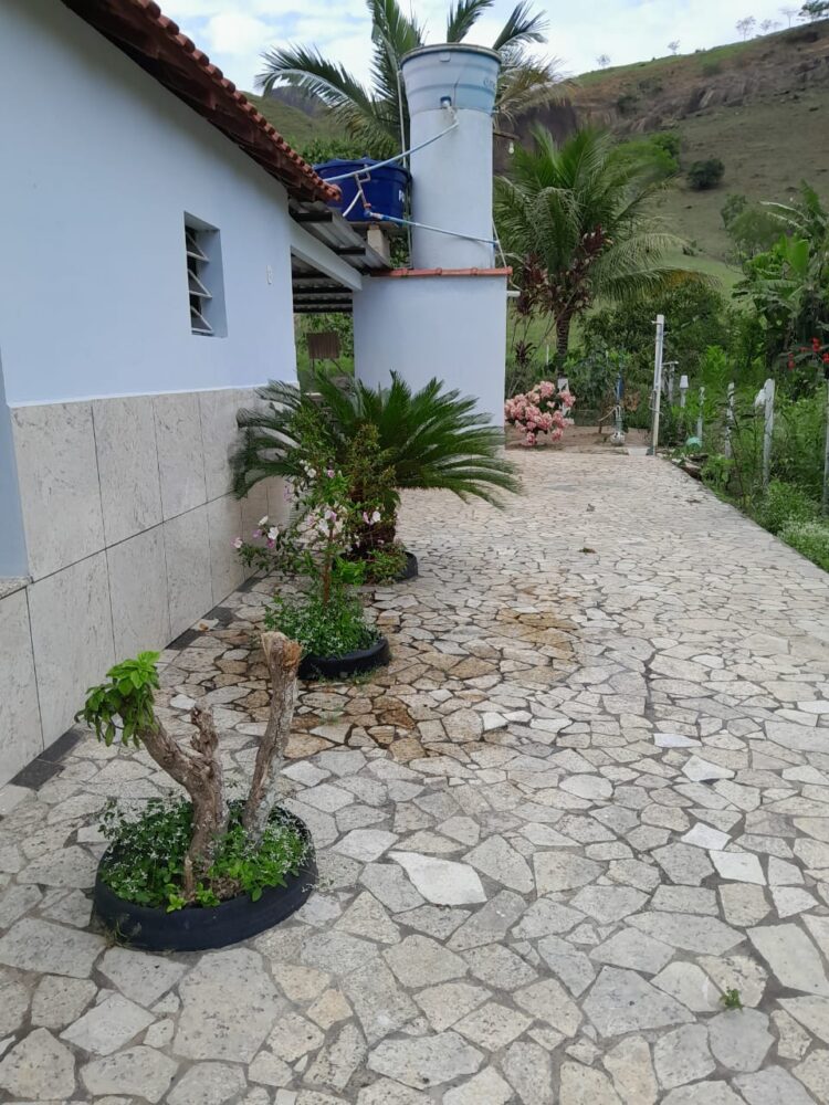 Este sonho pode ser seu: Vende-se um Sítio medindo 25 mil m2 a 3 Km do centro de Mantena, veja as fotos e entre em contato conosco