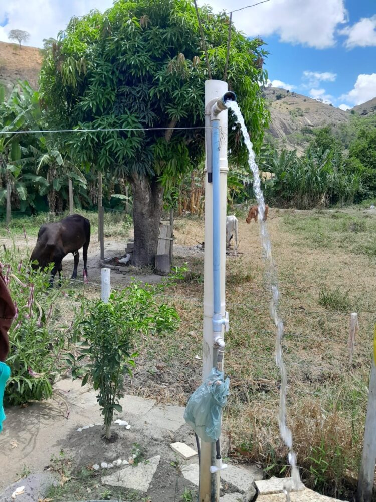 Este sonho pode ser seu: Vende-se um Sítio medindo 25 mil m2 a 3 Km do centro de Mantena, veja as fotos e entre em contato conosco