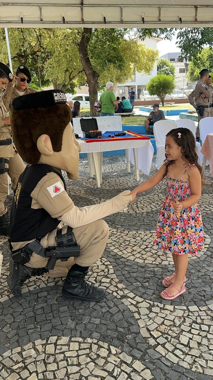 Polícia Militar realiza ação cívico social em comemoração ao Dia Internacional da Mulher em Mantena 