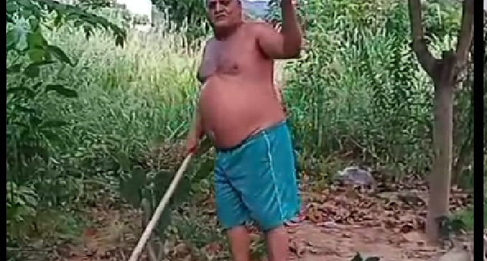 Imagem Do Dia: Veja o desabafo do Taxista Saúde que  preocupado com a dengue capina matagal perto de sua residência no bairro Frei César em Mantena 