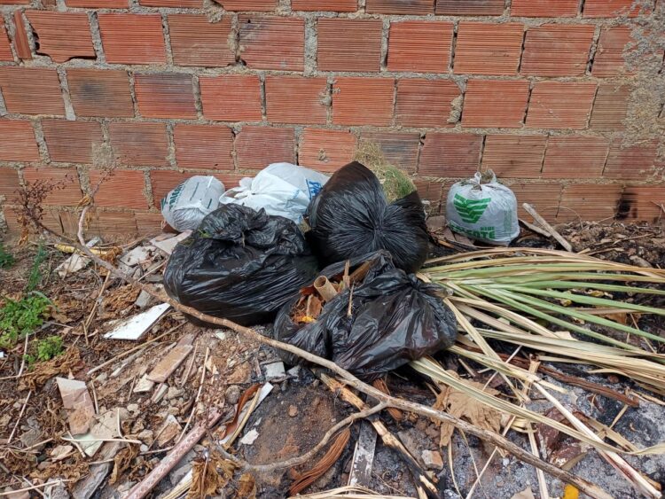 Moradores da Rua H no Bairro 13 de Junho indignados reclamam do descaso na limpeza e coleta do lixo pela Prefeitura de Mantena