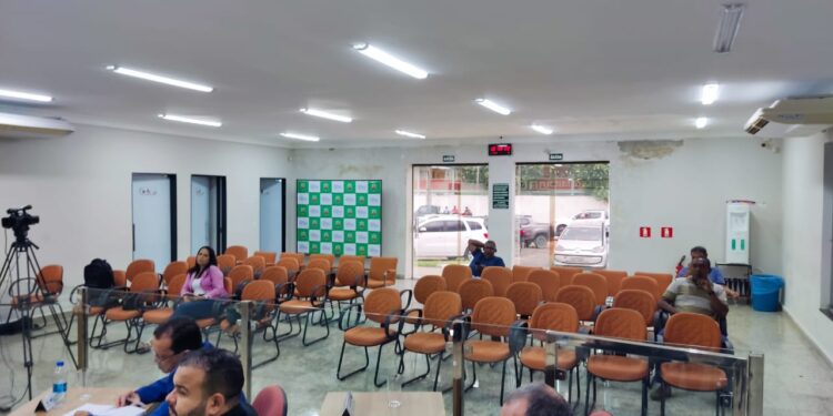 Câmara Municipal praticamente vazia (três pessoas) na reunião desta segunda-feira, (01), será que o povo começou a dar uma resposta aos vereadores de Mantena ?