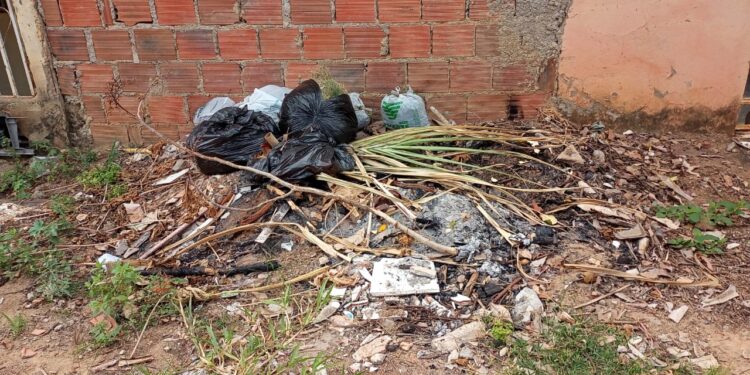 Moradores da Rua H no Bairro 13 de Junho indignados reclamam do descaso na limpeza e coleta do lixo pela Prefeitura de Mantena
