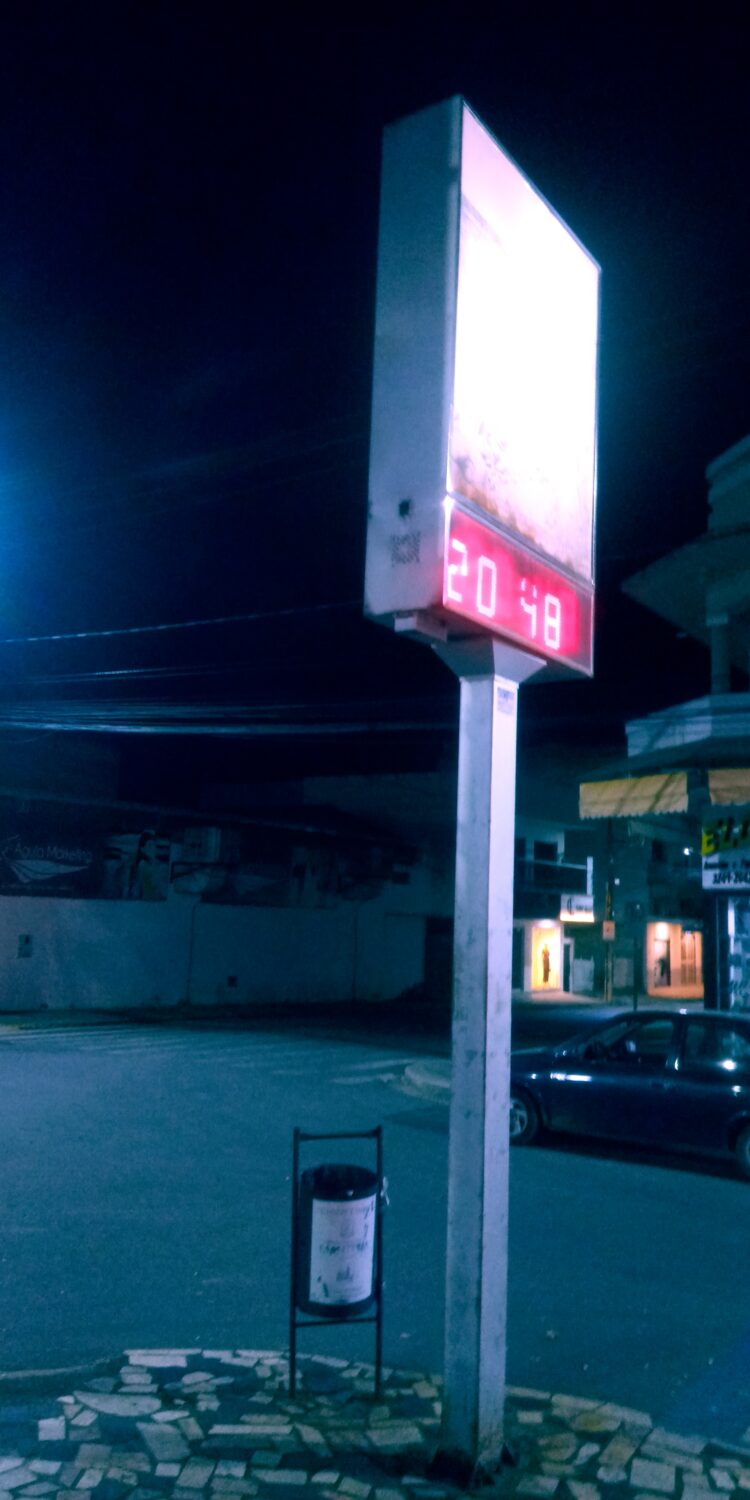 SAAE despreza relógios digitais e demonstra o descaso e o abandono  do Prefeito  João Rufino com  Mantena
