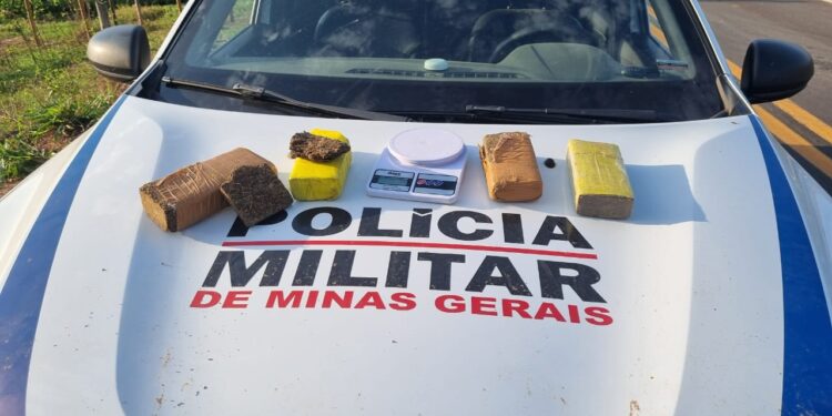 Polícia Militar prende traficantes com 2 quilos e meio de maconha na rodovia entre Mendes Pimentel e Itabirinha