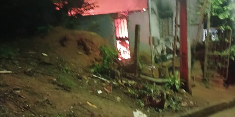 Imagem Do Dia: Incêndio destrói casa no bairro Nicolini em Mantena