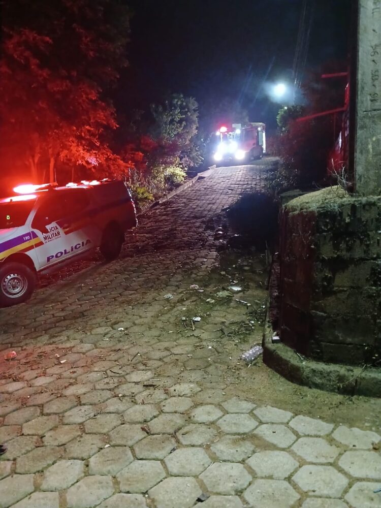 Imagem Do Dia: Incêndio destrói casa no bairro Nicolini em Mantena
