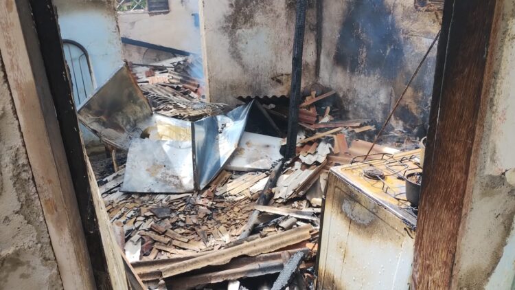 Imagem Do Dia: Incêndio destrói casa no bairro Nicolini em Mantena