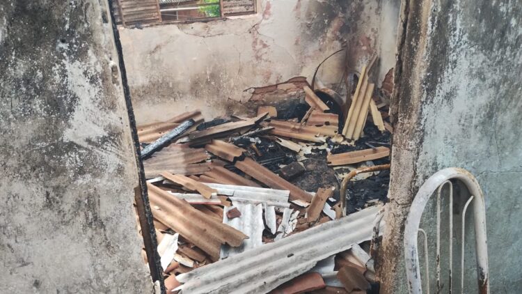 Imagem Do Dia: Incêndio destrói casa no bairro Nicolini em Mantena