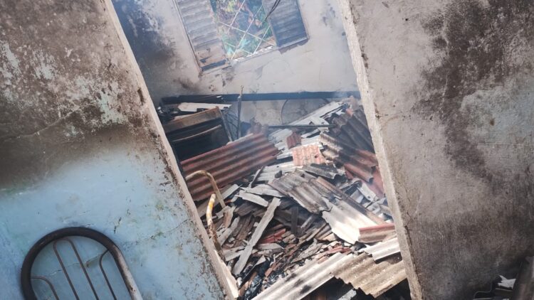 Imagem Do Dia: Incêndio destrói casa no bairro Nicolini em Mantena