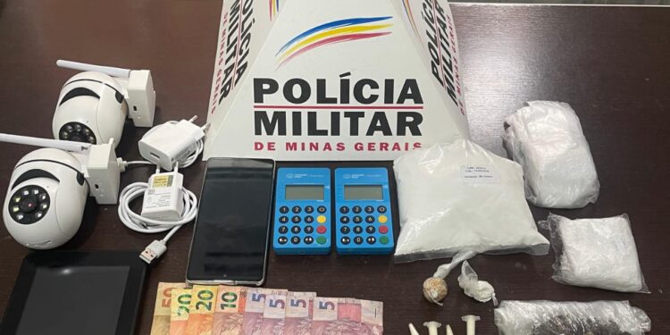 Polícia Militar efetua prisão de mulher por tráfico ilícito de drogas em Central de Minas 
