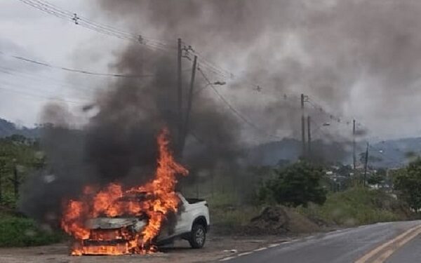 Imagem Do Dia: Carro em chamas, sem vítimas, na entrada do Município de Mantena