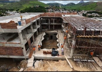 Prefeitura finaliza a 5ª e última laje da maior obra de infraestrutura em Educação no Município de Itabirinha