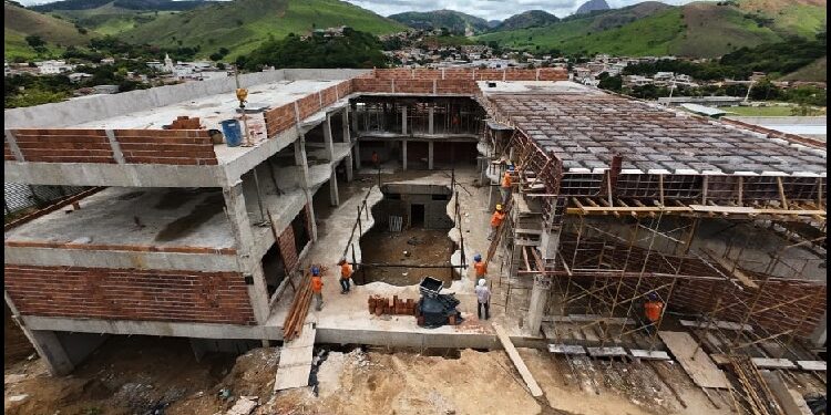 Prefeitura finaliza a 5ª e última laje da maior obra de infraestrutura em Educação no Município de Itabirinha