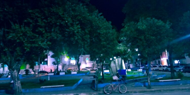 Imagem Do Dia: Mantena no escuro, Prefeito João Rufino finaliza mandatos sem decoração natalina, veja como ficou em Central de Minas