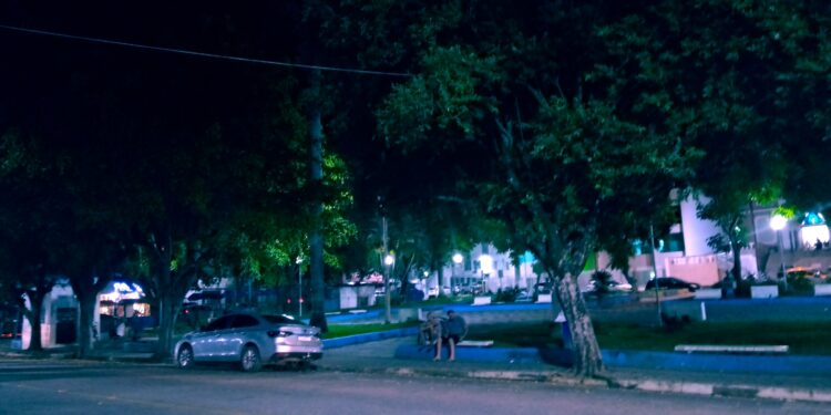 Imagem Do Dia: Mantena no escuro, Prefeito João Rufino finaliza mandatos sem decoração natalina, veja como ficou em Central de Minas