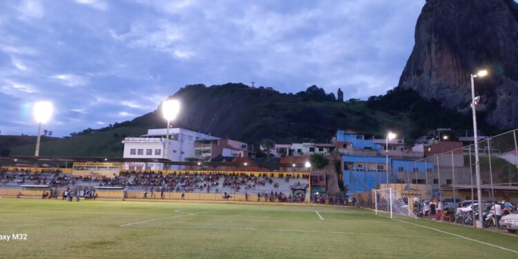 Democrata -GV e Vitória -ES empatam  em jogo treino realizado no Estádio Dr. Adilson Machado de Farias em Itabirinha