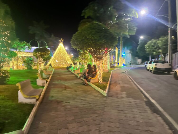 Imagem Do Dia: Mantena no escuro, Prefeito João Rufino finaliza mandatos sem decoração natalina, veja como ficou em Central de Minas