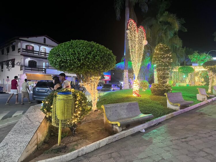 Imagem Do Dia: Mantena no escuro, Prefeito João Rufino finaliza mandatos sem decoração natalina, veja como ficou em Central de Minas
