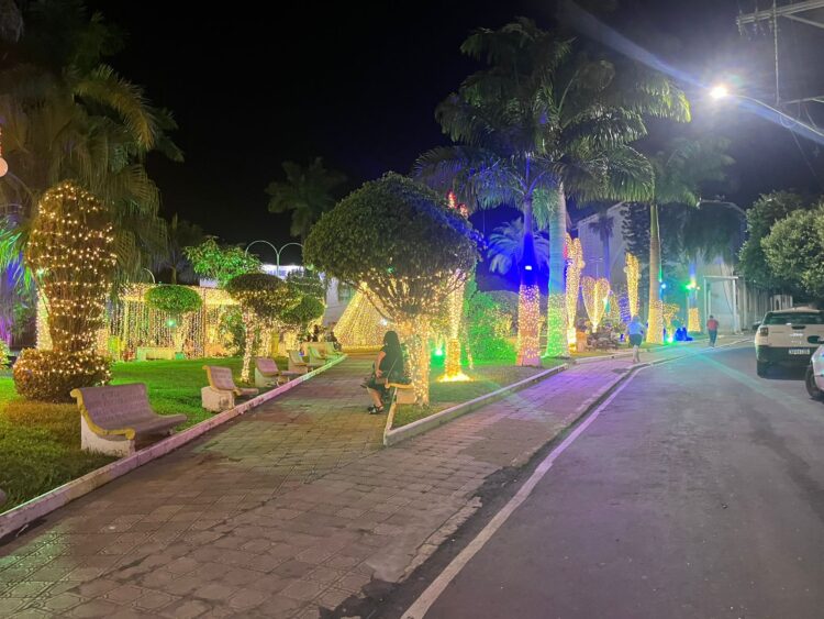 Imagem Do Dia: Mantena no escuro, Prefeito João Rufino finaliza mandatos sem decoração natalina, veja como ficou em Central de Minas